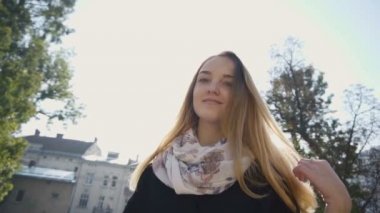 Çekici kız kameraya poz