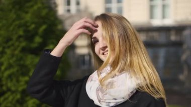 Genç sarışın gülümseyen kız portresi