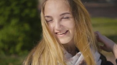 Genç sarışın gülümseyen kız portresi yakın çekim