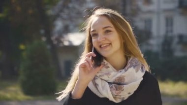 Genç sarışın kız konuşan telefon