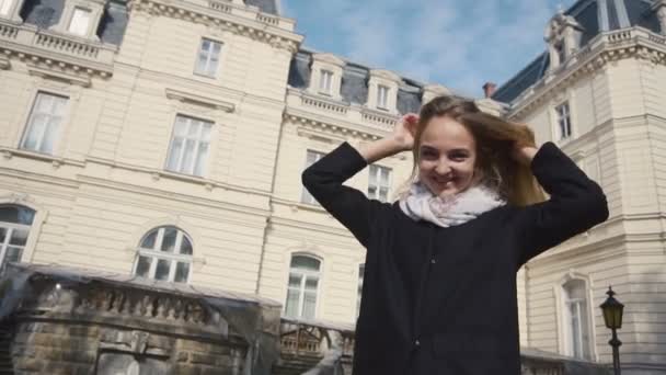Giovane ragazza attraente posa in macchina fotografica e giocare con i capelli — Video Stock
