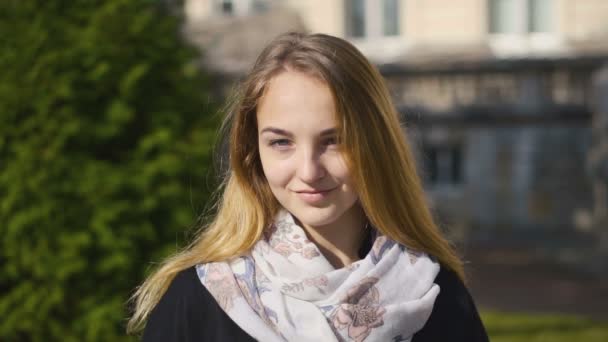 Egy fiatal, szőke mosolygós lány portréja — Stock videók