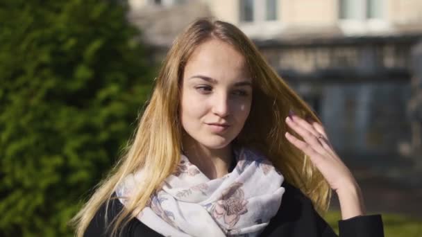 Egy fiatal, szőke mosolygós lány portréja — Stock videók