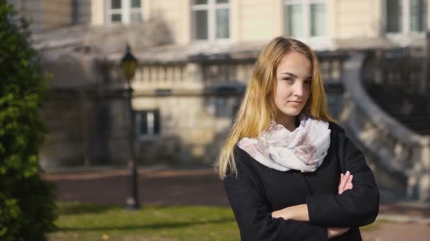 Portrait d'une jeune fille blonde sérieuse — Video