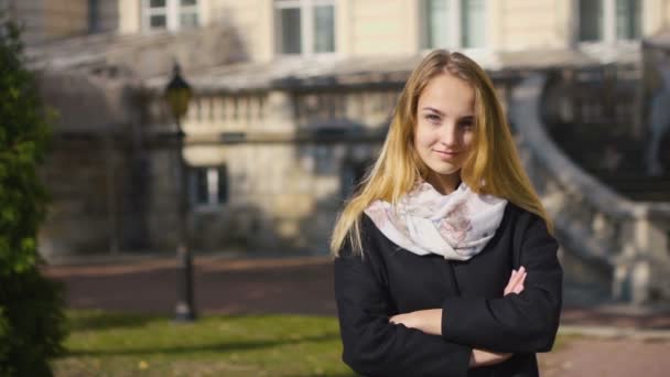 Portret van een jonge Blonde glimlachend meisje — Stockvideo