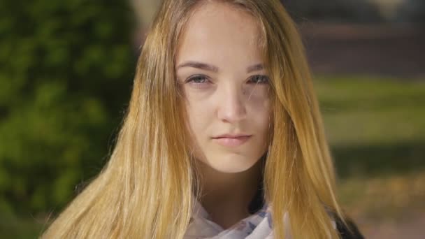 Close-up Retrato de uma jovem loira sorrindo menina — Vídeo de Stock