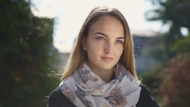 Retrato de uma jovem loira sorrindo menina — Vídeo de Stock