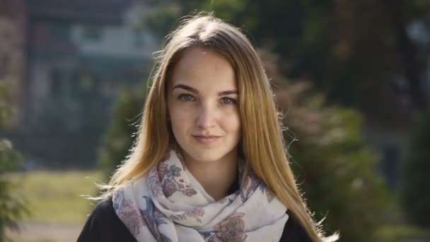 Portret van een jonge Blonde glimlachend meisje — Stockvideo
