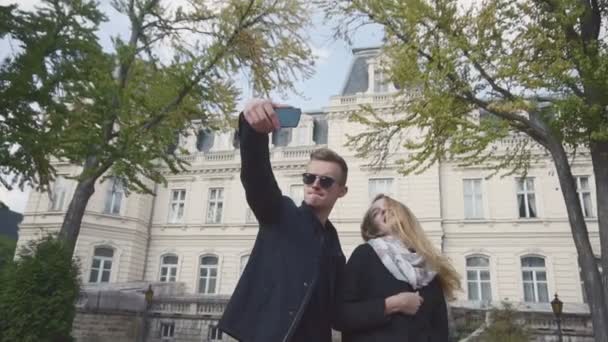 Casal jovem faz uma selfie — Vídeo de Stock