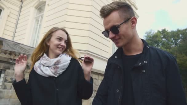 Молодая пара студентов приятно побеседовали — стоковое видео