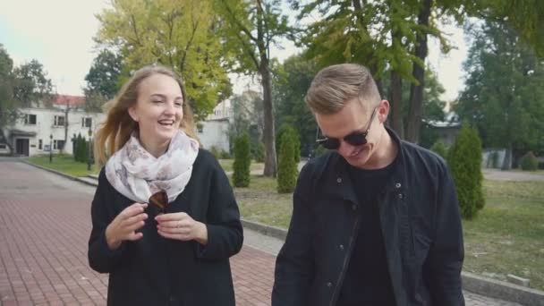 Молода пара студентів мають приємний розмова — стокове відео