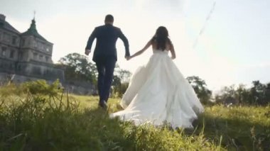 Sunset bulvarında çim alan Castle yakınındaki çift Runing düğün