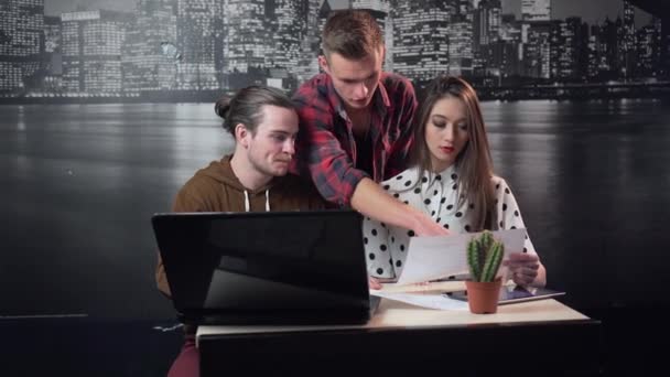 Дизайнерських офісних працівників народилися нові ідеї — стокове відео