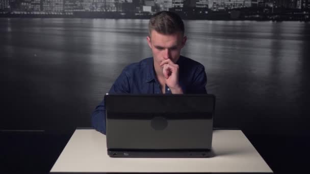 Junger Mann benutzt Laptop — Stockvideo