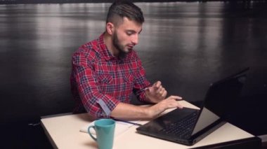 Kredi kartı ile Online ödeme yapma genç adam