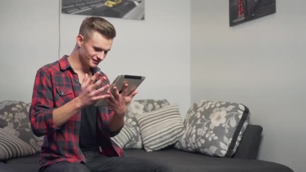 Junger attraktiver Mann nutzt Tablet-Computer — Stockvideo