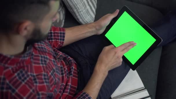 Man Use Tablet PC with Green Screen and Notebook — Stockvideo