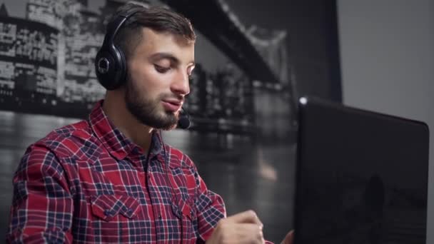 Operador amigável do call center no trabalho — Vídeo de Stock