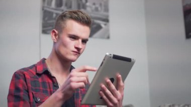 Genç çekici adam kullanma Tablet bilgisayar