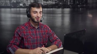 Dostu çağrı merkezi operatörü bitmiş iş gün