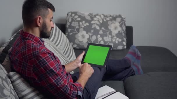 Man Use Tablet PC with Green Screen and Notebook — ストック動画