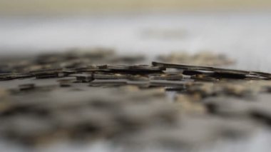 Beyaz masa üzerinde düşen bulmaca parçaları