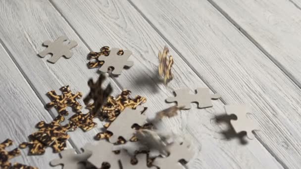 Pièces de puzzle tombant sur la table blanche — Video