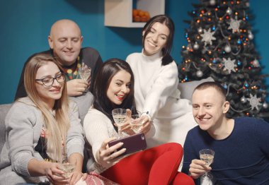 Arkadaşlar selfie çekiyor.