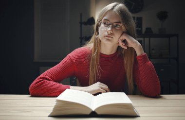 düşünceli kadın kitap okumak