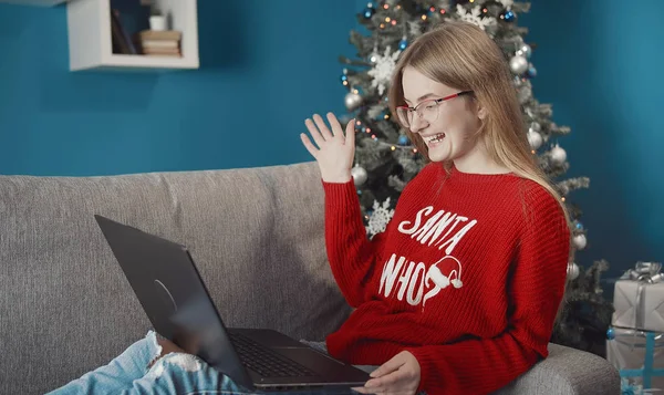 Spännande flicka tittar på laptop — Stockfoto