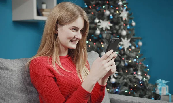 Счастливая девушка печатает сотовый телефон — стоковое фото