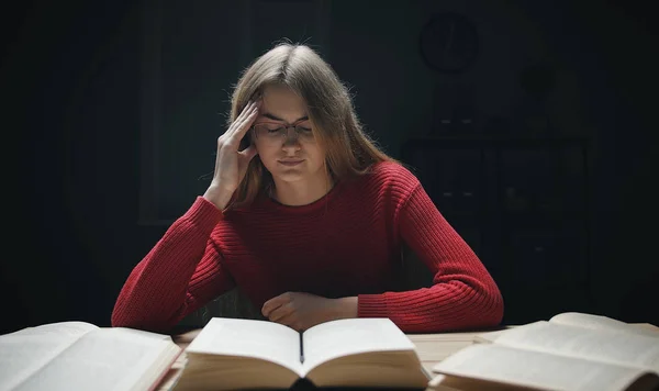 Stresowana dziewczyna ponad książkami — Zdjęcie stockowe