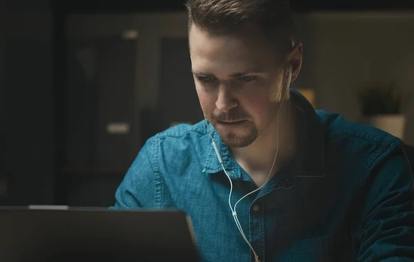 Persistent man som arbetar på bärbar dator — Stockfoto