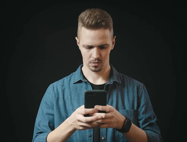 Hombre mensajes de texto en el teléfono inteligente —  Fotos de Stock