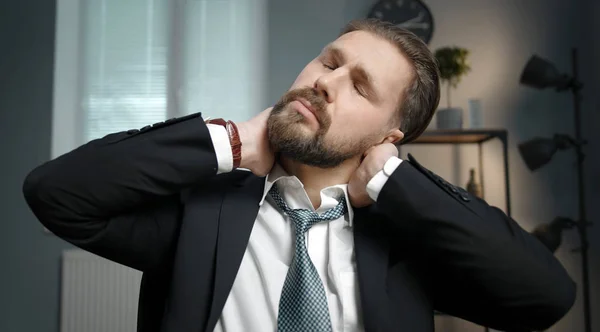 首をマッサージする疲れオフィスの労働者 — ストック写真