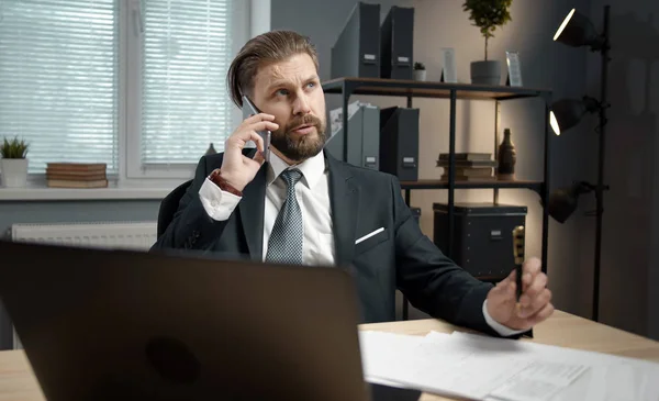 İş adamı telefon konuşması