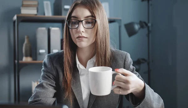 Kvinna med kaffe medan du arbetar — Stockfoto