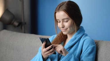 Akıllı telefon portresi kullanan kadın