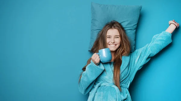 Bardakla esneyen kadın.