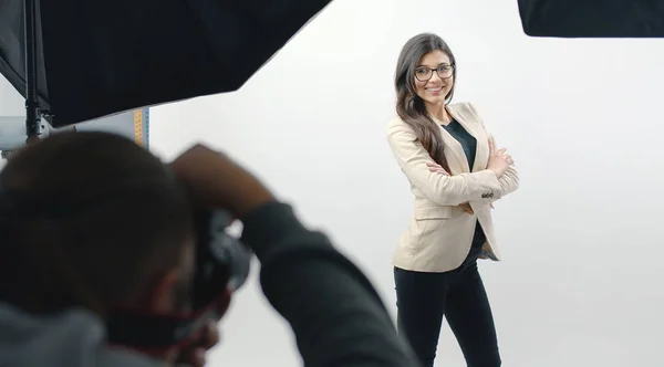 Fotógrafa disparando mujer en estudio —  Fotos de Stock