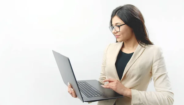 Glada brunett med bärbar dator — Stockfoto