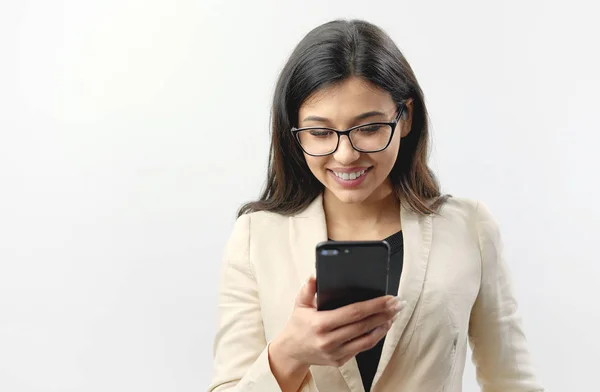 Señora alegre usando teléfono inteligente —  Fotos de Stock