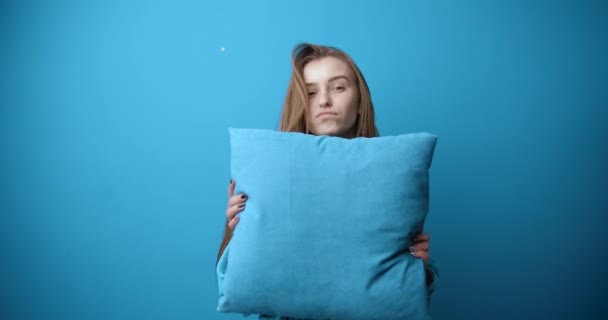 Bornozlu mutlu kız stüdyoda mavi yastıkla dans ediyor. — Stok video
