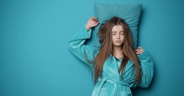 Porträtt av snygg kvinna i blå badrock vakna — Stockvideo