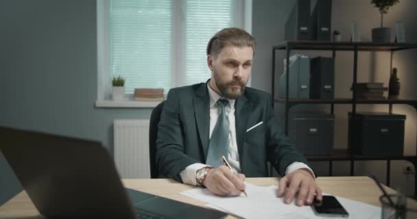 Человек, расслабляющий момент в офисе — стоковое видео