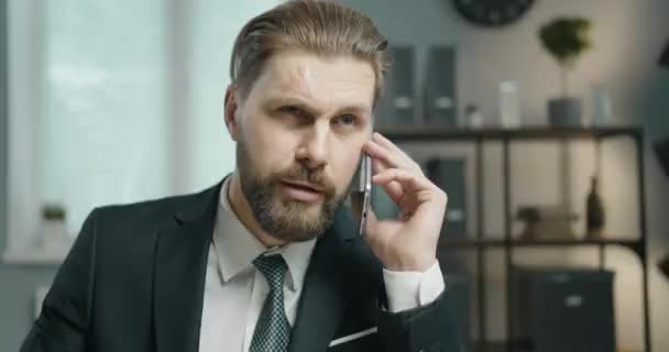 Obchodník mluví po telefonu Closeup — Stock video