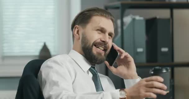 Бізнесмен говорить на смартфоні — стокове відео