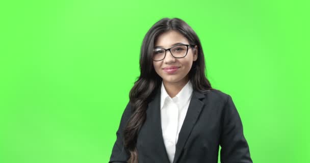 Señora sonriente en traje negro mostrando signo ok — Vídeos de Stock