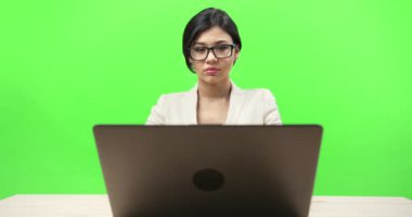 Bilgisayarda çalışan çekici bir kadının portresi.