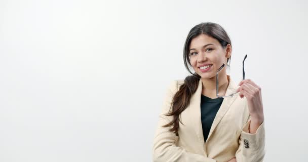 Glimlachende zakenvrouw poseren over witte achtergrond — Stockvideo